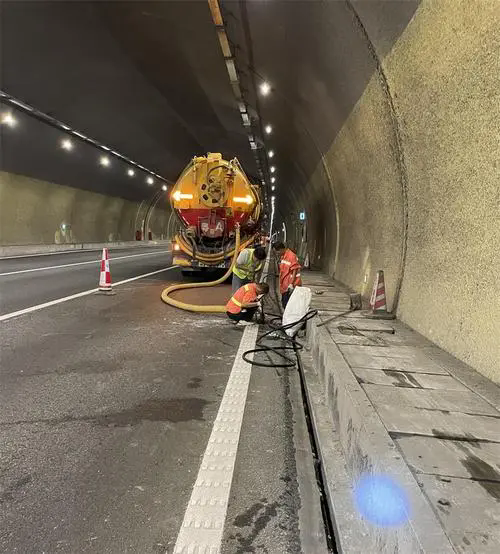 巴宜隧道排水渠清淤